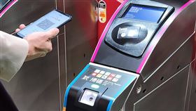 台北捷運公司自昨(3)日起，全面開放車站閘門使用QR乘車碼進站搭車。（圖／北捷提供）