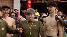 胡瓜帶著兩位肌肉男一起在拉筋。（圖／民視提供） 