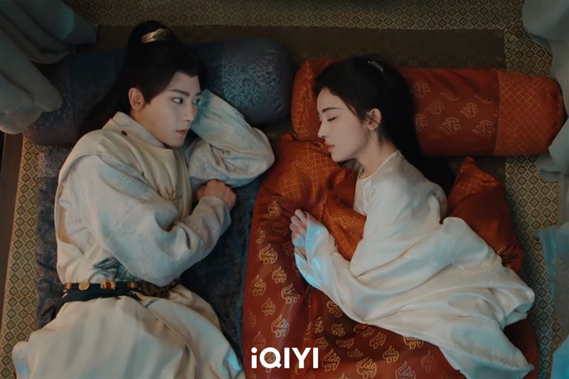 侯明昊（左）與古力娜扎同床共枕。（圖／iQIYI愛奇藝國際版提供）