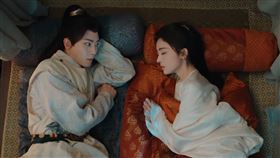 侯明昊（左）與古力娜扎同床共枕。（圖／iQIYI愛奇藝國際版提供）