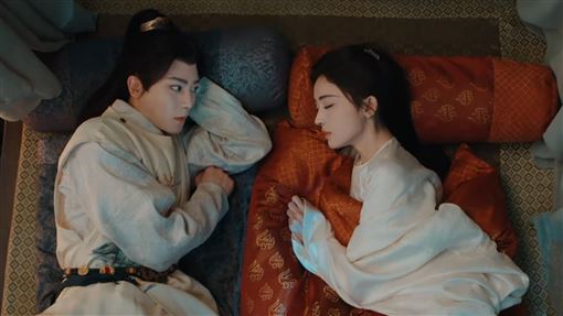 古力娜扎主動爬上床　侯明昊嘴角壓不住