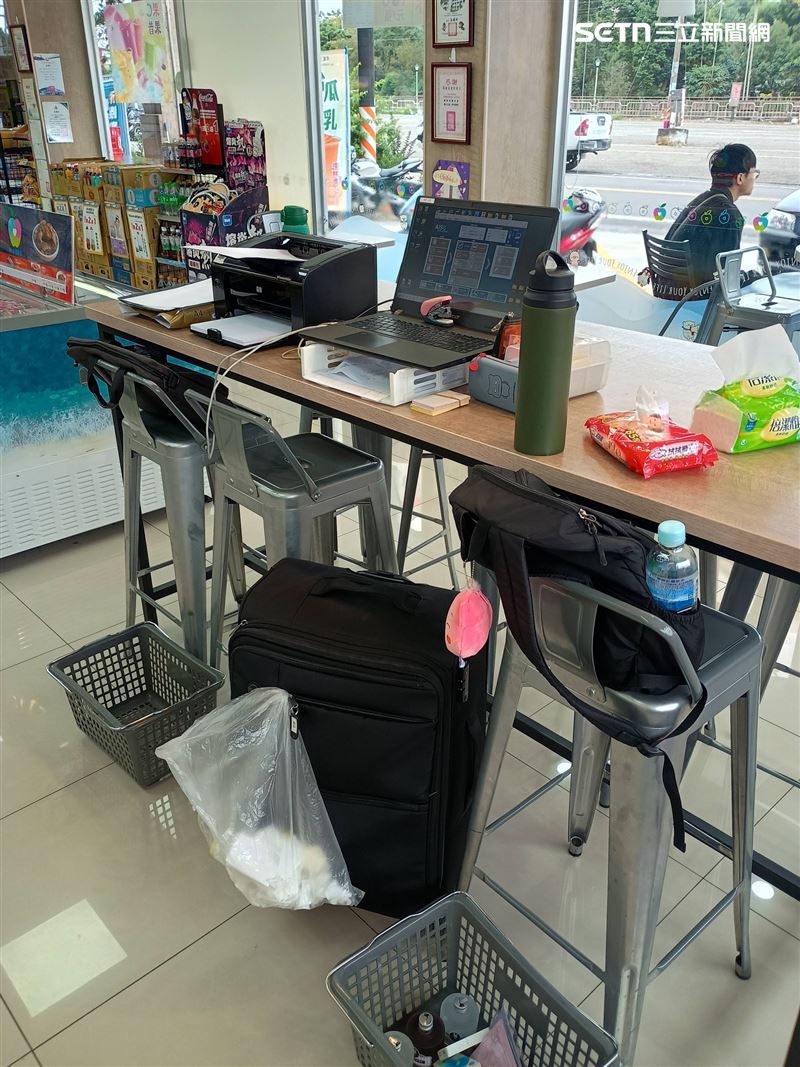 原PO向《三立新聞網》分享，他是在竹山鎮的一家萊爾富看到這一幕，「桌位上當下沒有人，但桌面設備還在，就像暫時離開的辦公桌。」（圖／網友David Yang授權提供，未經同意請勿轉載）