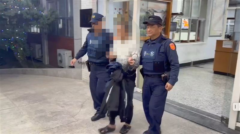 彭男被警方移送。（圖／翻攝畫面）