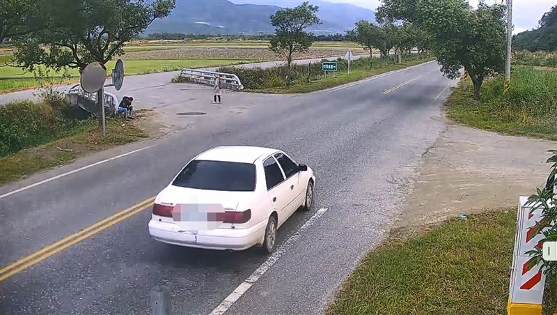 彭男開槍後繼續開車逃逸。（圖／翻攝畫面）