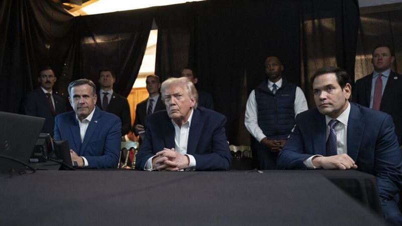 川普當時身在佛州的海湖莊園（Mar-a-Lago），在多名顧問陪同下，透過即時影像觀看整個突擊逮捕行動。（圖／翻攝自白宮X）