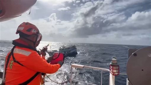 畫面曝！漁船失動力…雲林艦出海救援
