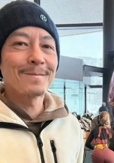 陳冠希身穿白色與卡其色拼接外套，搭配帽子，整體造型依舊時尚有型。不過，45歲的他以素顏示人，臉部紋路明顯，略帶疲態，讓部分網友感嘆歲月痕跡。（圖／翻攝自網路）