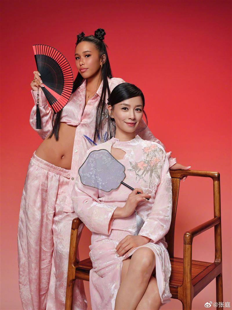 林希曈坦言自己喜歡曬黑，不常擦防曬，雖然媽媽張庭有提醒「可能會長雀斑」，但她仍覺得雀斑很可愛。（圖／翻攝自張庭微博）