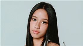 張庭與林瑞陽的愛女林希曈（Angela）近日成為網路焦點，16歲的她自信面對酸民攻擊，展現與年齡不符的成熟心態，也讓粉絲對她「黑皮高級臉」讚嘆不已。（圖／翻攝自張庭微博）