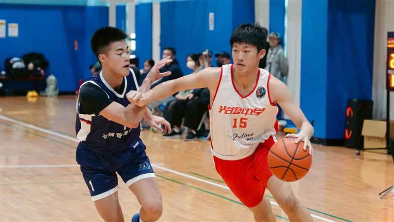 王俊凱(右)是光復高一「三劍客」一員。(圖/U19籃球聯盟提供)