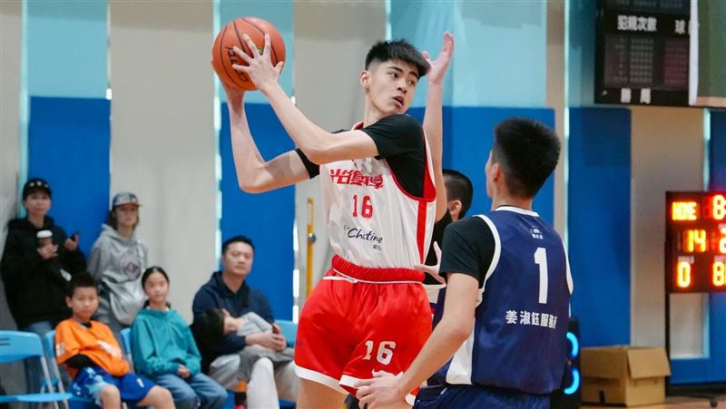 光復劉丞樺(左)高一就打上大隊。(圖/U19籃球聯盟提供)