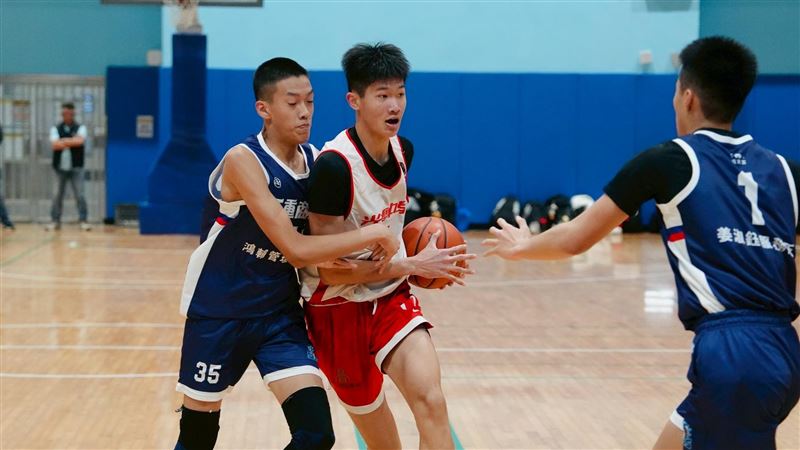 光復潘皓瀚(中)身高200公分。(圖/U19籃球聯盟提供)