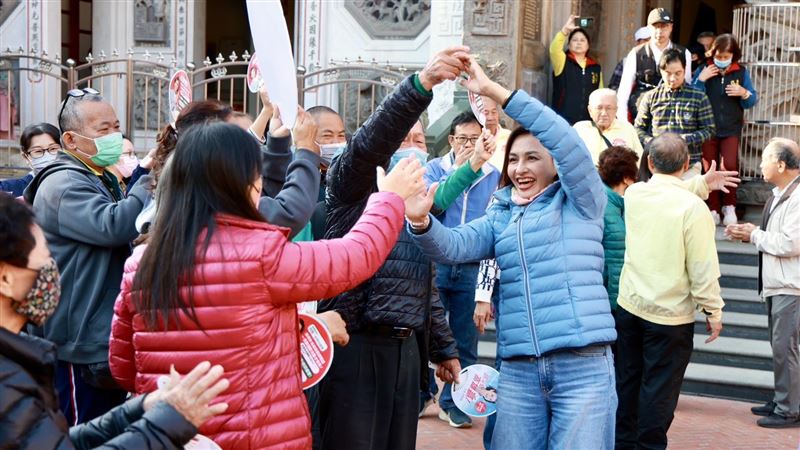 初選倒數中,邱議瑩展開高雄38區車掃拜票。(圖/翻攝畫面)