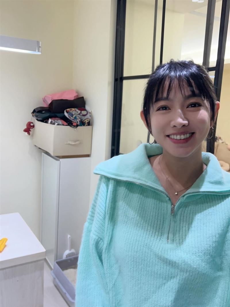 米可白戴上假瀏海拍照,被不少粉絲大讚看起來更年輕。(圖/翻攝自IG @mimi00419)