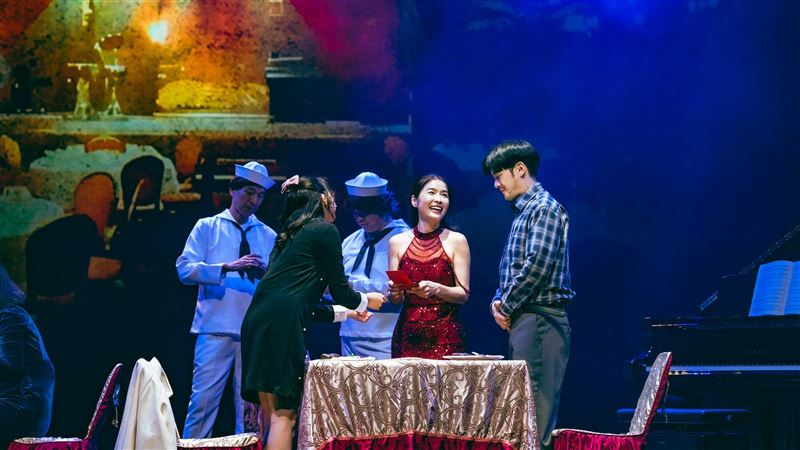 小嫻在舞台上笑得燦爛,喪母的她心中五味雜陳,仍敬業完成演出。(圖/翻攝小嫻臉書)