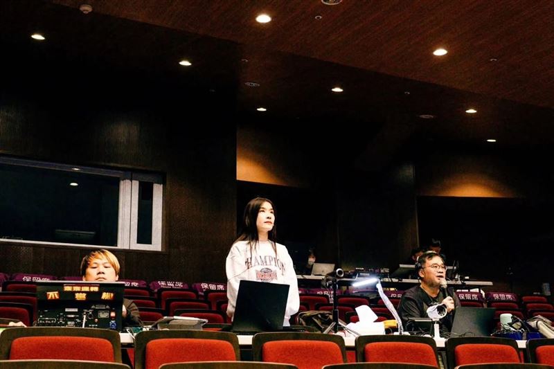 小嫻首扛導演、編劇、主演「三棲」重擔,舞台劇演出大獲好評。(圖/翻攝小嫻臉書)