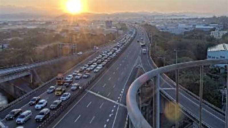 事故路段嚴重回堵。（圖／翻攝自高公局網站）
