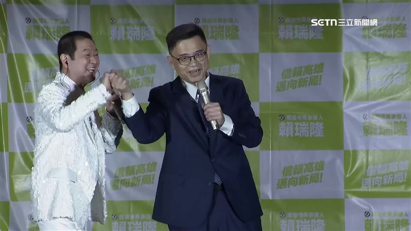 賴瑞隆（右）找來知名台語歌手蔡小虎（左）獻唱