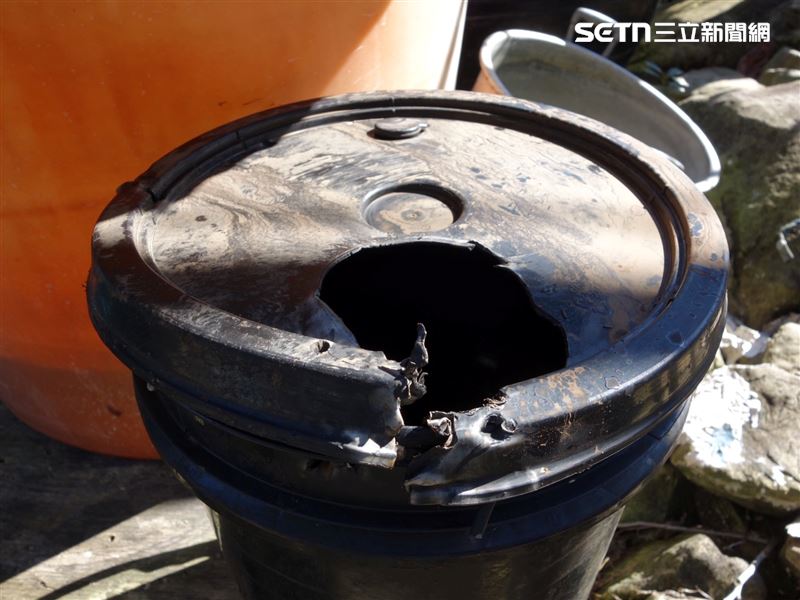 臺灣黑熊再次侵擾工寮破壞儲水桶。（圖／翻攝畫面）