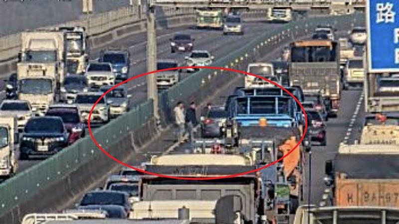 國道3號北向193.2公里處，彰化和美路段，今天（5日）上午傳出2砂石車追撞事故，後方嚴重回堵約1公里。（圖／翻攝自高公局官網）