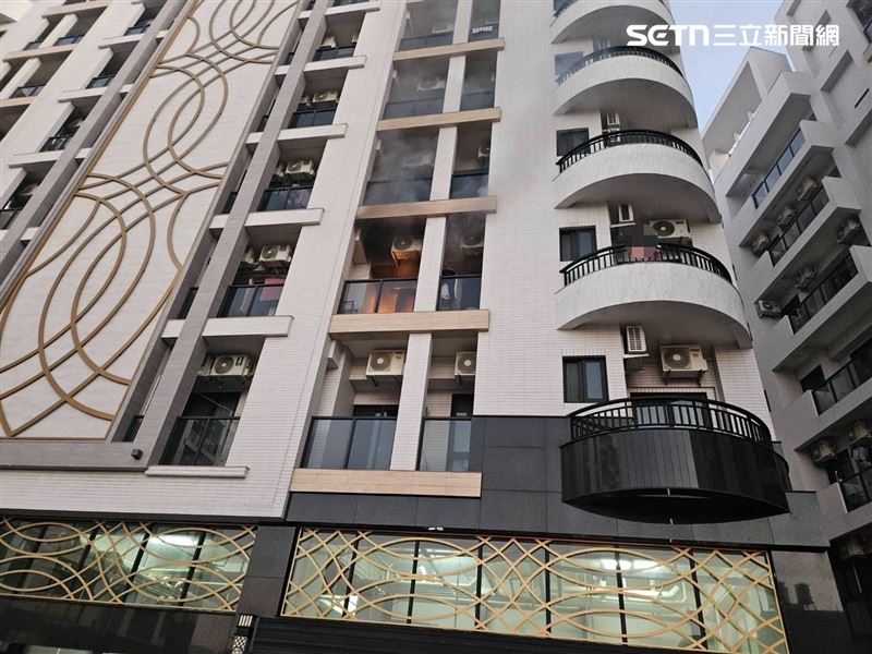 台南新市區火警，消防抵達時看見3樓有明火竄出，3名女子受困陽台。（圖／翻攝畫面）