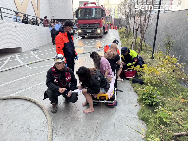3名女子受困陽台獲救，輕微嗆傷送醫。（圖／翻攝畫面）