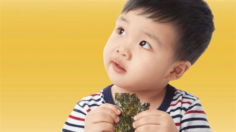 嬰幼兒長期食用重金屬超標的海苔，恐損及身體器官。示意畫面，圖非當事人。（東方IC）