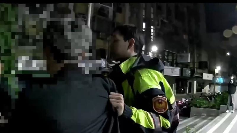 唐男因酒醉失控咆哮，遭警方帶回實施管束。（圖／翻攝畫面）