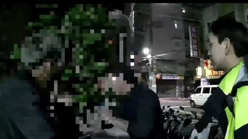唐男因酒醉失控咆哮，遭警方帶回實施管束。（圖／翻攝畫面）