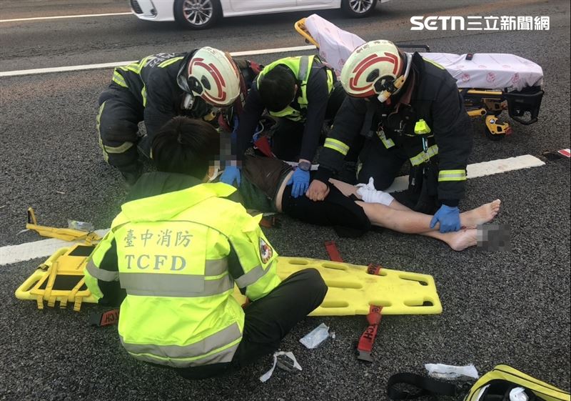 國4東向台中神岡路段發生驚悚車禍，小貨車遭水泥預拌車追撞，女駕駛拋飛倒臥車道。（圖／翻攝畫面）