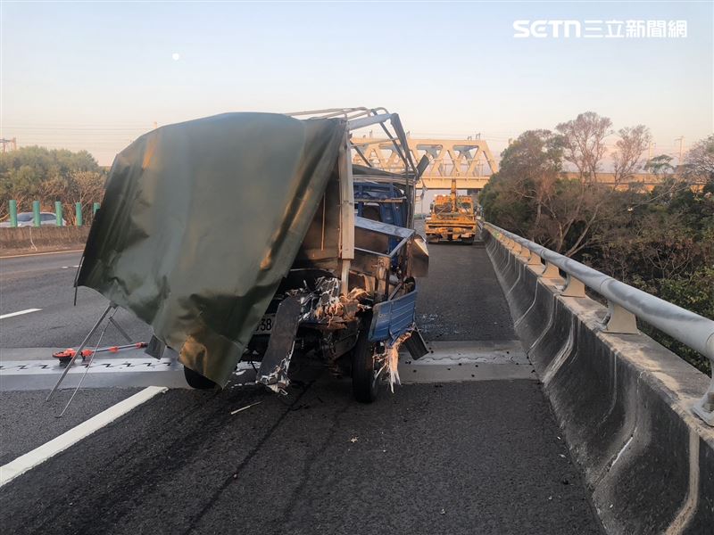 林婦駕駛小貨車停於外側車道遭後方水泥預拌車追撞，小貨車嚴重變形。（圖／翻攝畫面）
