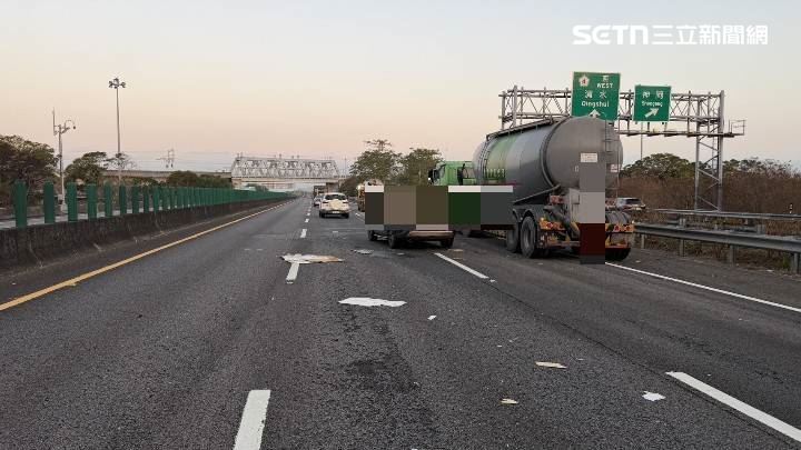 國4東向台中神岡路段發生驚悚車禍，小貨車遭水泥預拌車追撞，女駕駛拋飛倒臥車道。（圖／翻攝畫面）