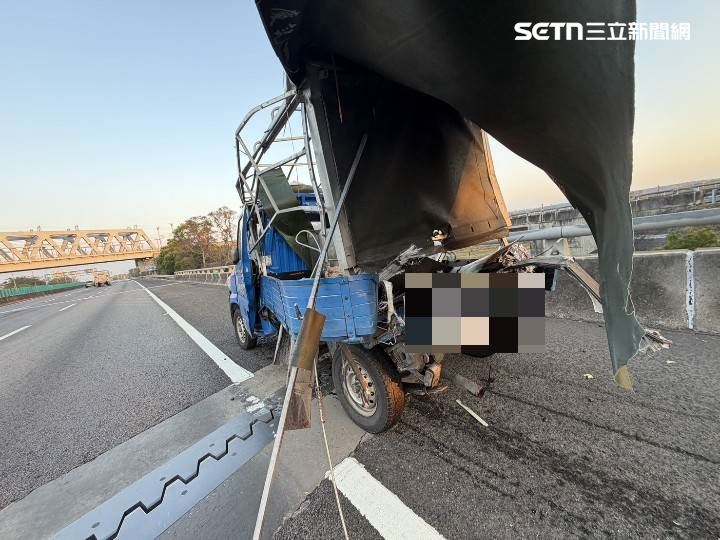 林婦駕駛小貨車停於外側車道遭後方水泥預拌車追撞，小貨車嚴重變形。（圖／翻攝畫面）