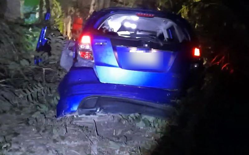 一輛藍色轎車凌晨突然高速撞破磚牆、電桿，因撞擊力道太大，駕駛遭噴出車外，因頭骨破裂死亡。（圖／翻攝畫面）