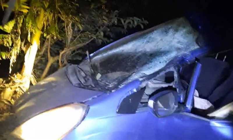 30歲李姓男子疑高速行駛，失控撞破磚牆、電桿，擋風玻璃整片碎裂，輪胎與車身分離。（圖／翻攝畫面）