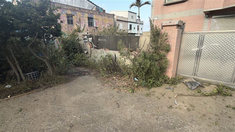 李男轎車失控撞上高地落差的排水溝，騰空後撞破磚牆，摔入草叢。（圖／翻攝畫面）