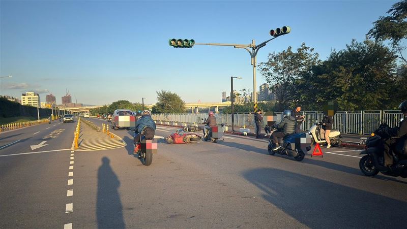 新莊區重新堤外道往三重方向，發生2雙載機車碰撞車禍，釀4人受傷送醫。（圖／翻攝畫面）