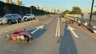 新莊車禍！2雙載機車碰撞、駕駛乘客噴飛