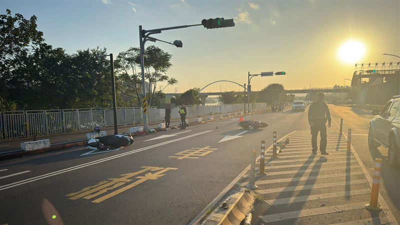 新莊區重新堤外道往三重方向，發生2雙載機車碰撞車禍，釀4人受傷送醫。（圖／翻攝畫面）