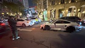 王姓男子駕駛自小客車沿寶麗廣場停車場右轉松仁路後直行，其前車頭與前方同向自小客車後車尾發生碰撞，事故造成雙方車輛受損。