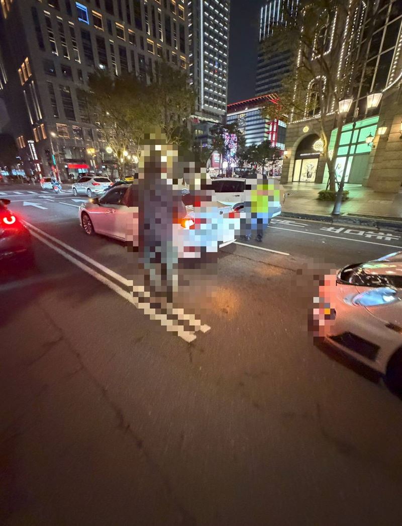 警方獲報到場處理事故。（圖／翻攝畫面）