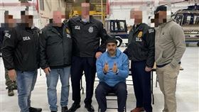 網上流傳一張疑似委內瑞拉總統馬杜洛被上銬照片，畫面中馬杜洛不僅與美國緝毒局隊員合照，還比讚。（圖／翻攝自OSINTdefender／X）