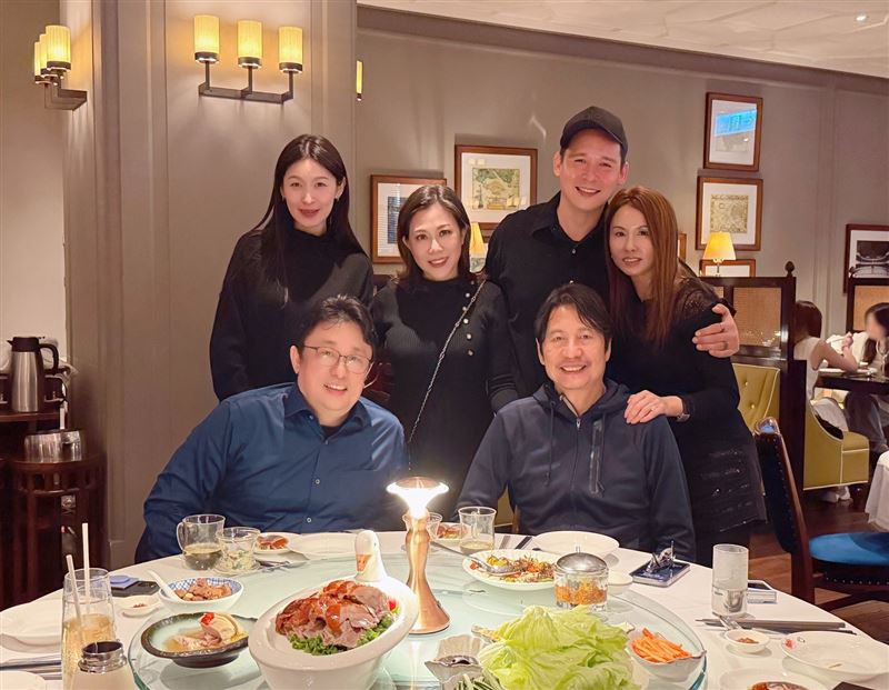 管罄（後排左起）、小彤、倪安東、友人。前排左為小彤老公。（圖／馬可孛羅提供）