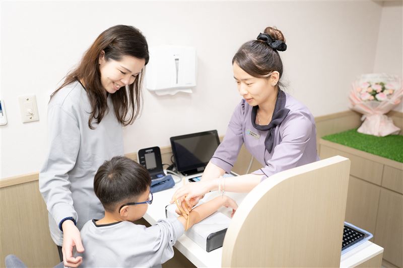 孩童健檢時有父母陪同，讓孩子更安心接受檢查。（圖／聯新國際醫院提供）