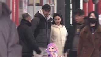 男星甜牽大7歲富婆　女方欠稅千萬未還