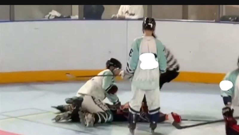 黃姓球員趴在對方身上，揮拳朝林姓國中生毆打。（圖／翻攝畫面）