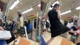 北市一名老婦動手逼年輕人讓「優先席」，反遭該年輕人踹倒。（圖／讀者提供）（圖／取自Threads）