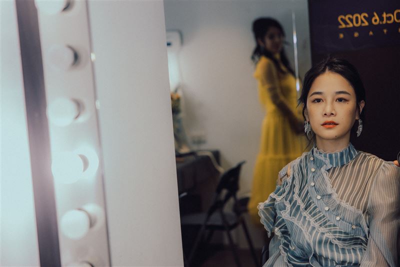 百萬網紅「千千」出演變「萬萬」，吃播兼辦案。（圖／Netflix提供）