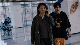 鄭伊健（左）久違出演影集！與婁峻碩（右）雙生代男神合作辦案，化身「 獨行破案警探」及「百萬流量網紅」。（圖／Netflix提供）