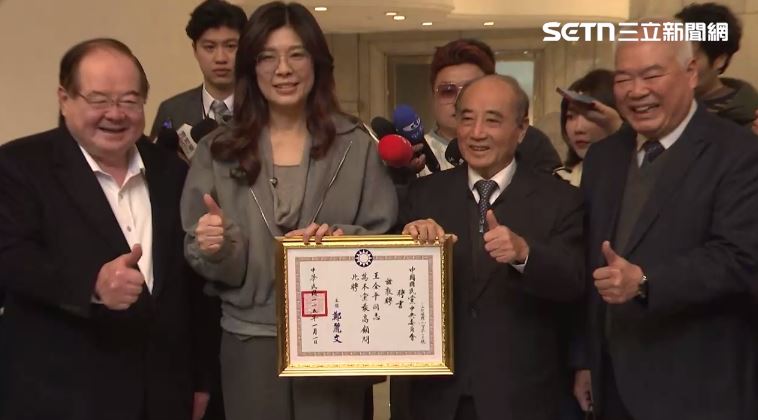 國民黨主席鄭麗文率副主席致送王金平最高顧問聘書（圖／翻攝畫面）